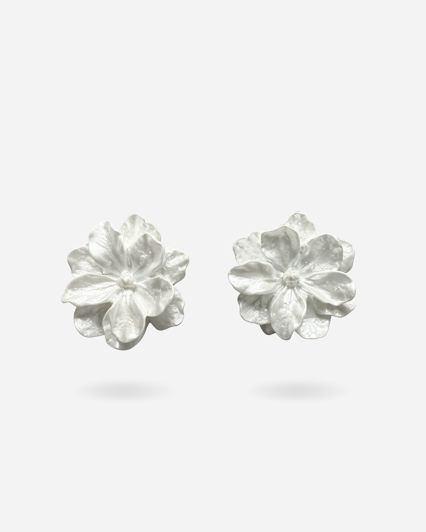 Tide white flower earrings